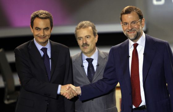 Los candidatos del PSOE, José Luis Rodríguez Zapatero, y del Partido Popular Mariano Rajoy, junto a Manuel Campo Vidal en la campaña de 2008. Los candidatos del PSOE, José Luis Rodríguez Zapatero, y del Partido Popular Mariano Rajoy, junto a Manuel Campo Vidal en la campaña de 2008.