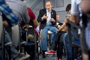 La periodista política y autora de 'Secretos de campaña', Iolanda Mármol, explica que en los mítines íntimos con simpatizantes Alfredo Pérez Rubalcaba se sienta en un taburete, lo que “le rejuvenece”. La periodista política y autora de 'Secretos de campaña', Iolanda Mármol, explica que en los mítines íntimos con simpatizantes Alfredo Pérez Rubalcaba se sienta en un taburete, lo que “le rejuvenece”.