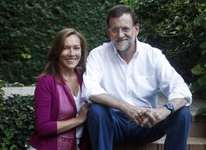 Es habitual que los candidatos acepten posar con sus esposas, porque les humaniza, incluso si ellas prefieren, como Elvira Fernández, mantener un perfil bajo. Es habitual que los candidatos acepten posar con sus esposas, porque les humaniza, incluso si ellas prefieren, como Elvira Fernández, mantener un perfil bajo.