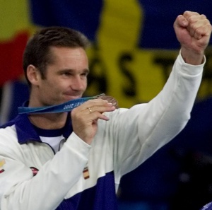 Urdangarin luce su medalla de bronce en Sydney 2000. Urdangarin luce su medalla de bronce en Sydney 2000.