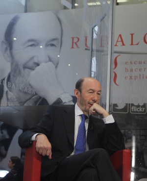 Rubalcaba, sentado durante la entrevista. Rubalcaba, sentado durante la entrevista.
