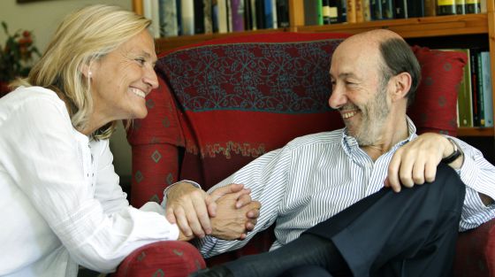 Pilar Goya y Alfredo Pérez Rubalcaba en su casa. Pilar Goya y Alfredo Pérez Rubalcaba en su casa.