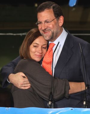 Elvira Fernández abraza a Mariano Rajoy la noche electoral del 9 de marzo de 2008. Elvira Fernández abraza a Mariano Rajoy la noche electoral del 9 de marzo de 2008.