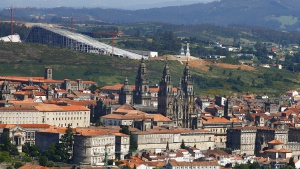 Vista de Santiago, con la Ciudad de la Cultura al fondo. Vista de Santiago, con la Ciudad de la Cultura al fondo.