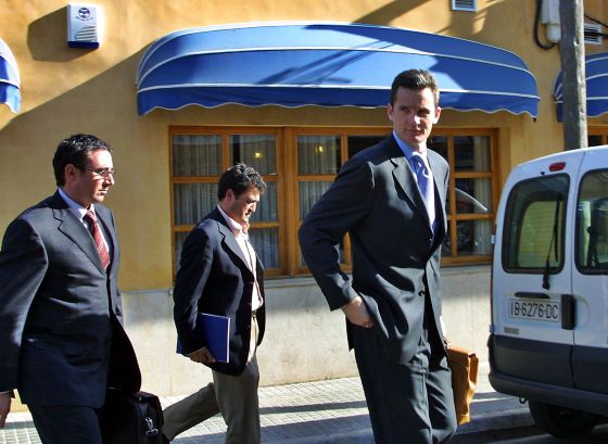Iñaki Urdangarin (cartera marrón) con Pepote Ballester (en el centro) y Diego Torres (corbata roja y gafas) a la salida de un restaurante de Palma de Mallorca, en una imagen de 2003. Iñaki Urdangarin (cartera marrón) con Pepote Ballester (en el centro) y Diego Torres (corbata roja y gafas) a la salida de un restaurante de Palma de Mallorca, en una imagen de 2003.
