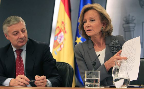 Elena Salgado y José Blanco, en la rueda de prensa posterior al Consejo de Ministros del viernes. Elena Salgado y José Blanco, en la rueda de prensa posterior al Consejo de Ministros del viernes.