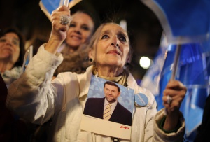 Una mujer celebra la victoria del PP. Una mujer celebra la victoria del PP.