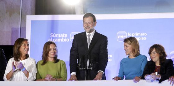 Mariano Rajoy saluda a cientos de simpatizantes desde la sede de Génova, flanqueado, de izquierda a derecha, por Ana Mato; Elvira Fernández, esposa del líder popular; María Dolores de Cospedal y Soraya Sáenz de Santamaría. Mariano Rajoy saluda a cientos de simpatizantes desde la sede de Génova, flanqueado, de izquierda a derecha, por Ana Mato; Elvira Fernández, esposa del líder popular; María Dolores de Cospedal y Soraya Sáenz de Santamaría.