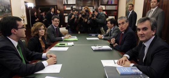 Los equipos del Gobierno y el PP, encabezados por Jáuregui y Sáenz de Santamaría, en la primera reunión para el traspaso de poderes. Los equipos del Gobierno y el PP, encabezados por Jáuregui y Sáenz de Santamaría, en la primera reunión para el traspaso de poderes.