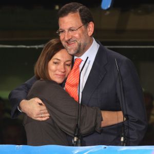 Mariano Rajoy y su esposa, Elvira Fernández, en el balcón de Génova. Mariano Rajoy y su esposa, Elvira Fernández, en el balcón de Génova.