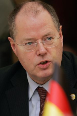 Peer Steinbrück en una reunión del G-8 en Moscú, con la bandera alemana en primer plano. Peer Steinbrück en una reunión del G-8 en Moscú, con la bandera alemana en primer plano.
