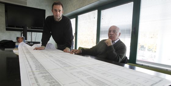 Pedro Medrano y Cándido Moreno muestran una de las sábanas con el registro de todos los herederos de un monte comunal. Pedro Medrano y Cándido Moreno muestran una de las sábanas con el registro de todos los herederos de un monte comunal.