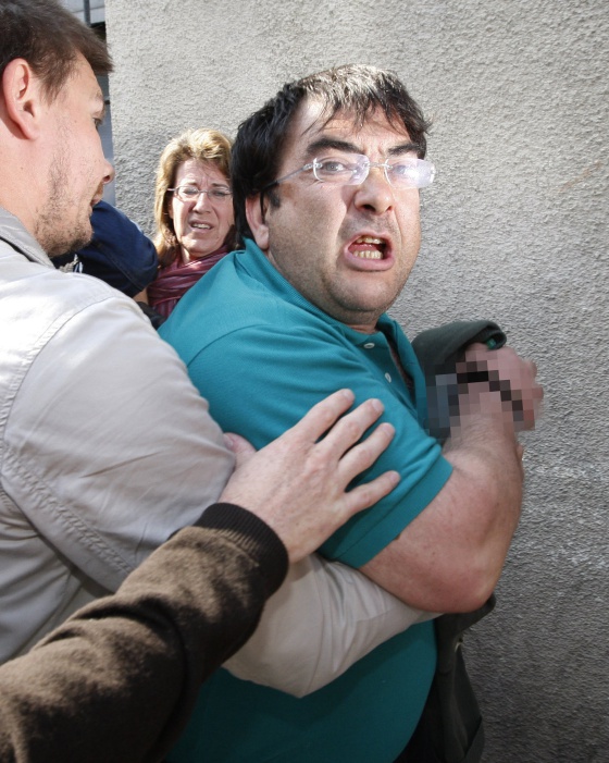 Javier López Peña, 'Thierry', se incorporó al diálogo en septiembre de 2006. Su primera acción conocida como miembro de ETA fue el frustrado asalto a la cárcel de Basauri en los ochenta para liberar a varios presos de ETA, entre los que se encontraba Otegi. Un año después de fracasado el proceso de paz fue detenido en Burdeos. Javier López Peña, 'Thierry', se incorporó al diálogo en septiembre de 2006. Su primera acción conocida como miembro de ETA fue el frustrado asalto a la cárcel de Basauri en los ochenta para liberar a varios presos de ETA, entre los que se encontraba Otegi. Un año después de fracasado el proceso de paz fue detenido en Burdeos.