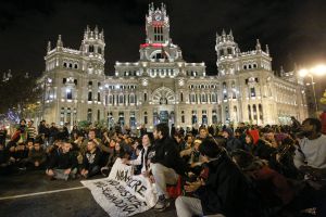 Los manifestantes contra el desalojo del hotel Madrid cortan el tráfico en Cibeles. Los manifestantes contra el desalojo del hotel Madrid cortan el tráfico en Cibeles.