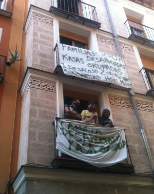 Varios de los okupas del edificio de la calle Tres Peces en uno de los balcones, donde han colocado carteles. Varios de los okupas del edificio de la calle Tres Peces en uno de los balcones, donde han colocado carteles.