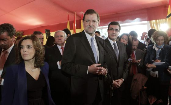 Mariano Rajoy, entre Soraya Sáenz de Santamaría y José Luis Ayllón. Mariano Rajoy, entre Soraya Sáenz de Santamaría y José Luis Ayllón.