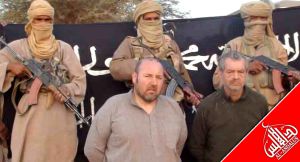 Dos rehenes en una imagen facilitada por la rama magrebí de Al Qaeda. Dos rehenes en una imagen facilitada por la rama magrebí de Al Qaeda.