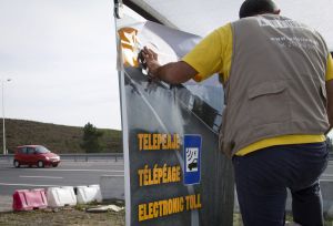 Un operario coloca un cartel informativo en el paso fronterizo de Ayamonte (Huelva) Un operario coloca un cartel informativo en el paso fronterizo de Ayamonte (Huelva)