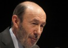 Rubalcaba reclama una rebaja de las comisiones bancarias