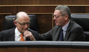 El ministro de Justicia, Alberto Ruiz-Gallardón, felicita al ministro de Hacienda, Cristóbal Montoro, tras su intervención en el Congreso. El ministro de Justicia, Alberto Ruiz-Gallardón, felicita al ministro de Hacienda, Cristóbal Montoro, tras su intervención en el Congreso.