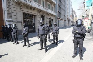 Vista del Paseo de Gracia en Barcelona protegido por la policía