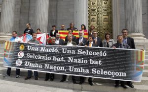 Miembros de las plataformas en favor de las selecciones deportivas catalana, gallega y vasca posan frente al Congreso de los Diputados.
