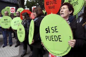 Integrantes de Stop Desahucios Gipuzkoa, en un escrache al diputado del PP José Eugenio Azpiroz, en San Sebastián. Integrantes de Stop Desahucios Gipuzkoa, en un escrache al diputado del PP José Eugenio Azpiroz, en San Sebastián.