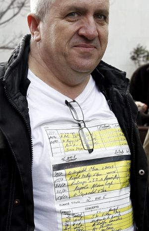Un hombre viste una camiseta con los papeles de Bárcenas en un escrache al la diputada del PP Beatriz Rodríguez Salmones. Un hombre viste una camiseta con los papeles de Bárcenas en un escrache al la diputada del PP Beatriz Rodríguez Salmones.