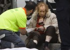 El peligro de reparar un coche en carretera