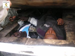 Dos inmigrantes ocultos en el doble fondo de una furgoneta. Dos inmigrantes ocultos en el doble fondo de una furgoneta.