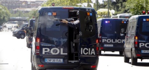 Un agente dispara el día que resultó herida Baudín. Un agente dispara el día que resultó herida Baudín.