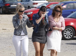 Familiares de uno de los fallecidos, a su llegada a la base militar.