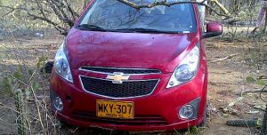 El Chevrolet de alquiler de los secuestrados, abandonado.