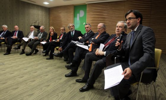 Reunión de los defensores del pueblo autonómicos. A la derecha, el Valedor do Pobo de Galicia, José Julio Fernández. Reunión de los defensores del pueblo autonómicos. A la derecha, el Valedor do Pobo de Galicia, José Julio Fernández.