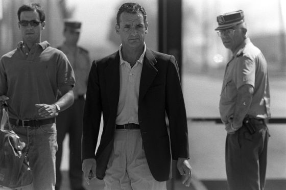 Mario Conde sale de la prisión de Alcalá Meco en 1998. Mario Conde sale de la prisión de Alcalá Meco en 1998.