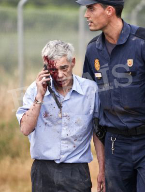 El maquinista del tren de Santiago, escoltado por un policía, tras el accidente. El maquinista del tren de Santiago, escoltado por un policía, tras el accidente.