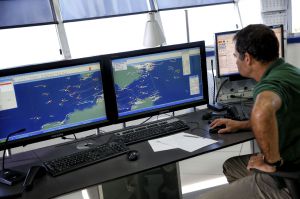El patrón del 'Salvamar Atria', Damián Malia, durante una salida de vigilancia en busca de pateras en aguas del estrecho de Gibraltar. El patrón del 'Salvamar Atria', Damián Malia, durante una salida de vigilancia en busca de pateras en aguas del estrecho de Gibraltar.