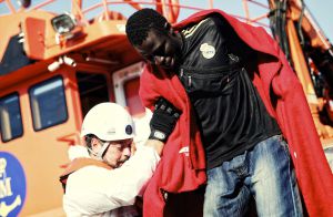 Un efectivo de Salvamento ayuda a una persona que acaba de ser auxiliada frente a las costas de Tarifa (Cádiz). Un efectivo de Salvamento ayuda a una persona que acaba de ser auxiliada frente a las costas de Tarifa (Cádiz).