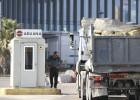 Los camiones llevan piedras al Peñón en lugar de arena