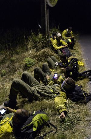 Los brigadistas descansan tras sofocar el fuego de Negreira, la semana pasada. Los brigadistas descansan tras sofocar el fuego de Negreira, la semana pasada.