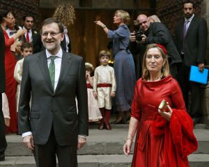 El presidente del Gobierno Mariano Rajoy, junto a la ministra de Fomento, Ana Pastor en la boda de Pablo Lara y Ana Brufau el pasado sábado en Barcelona. El presidente del Gobierno Mariano Rajoy, junto a la ministra de Fomento, Ana Pastor en la boda de Pablo Lara y Ana Brufau el pasado sábado en Barcelona.