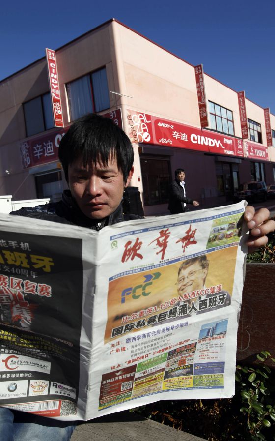 Un trabajador chino lee un diario en Cobo Calleja (Fuenlabrada, Madrid). Un trabajador chino lee un diario en Cobo Calleja (Fuenlabrada, Madrid).
