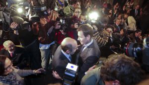 Rubalcaba abraza a Tomás Gómez. Rubalcaba abraza a Tomás Gómez.