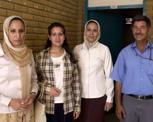 El traductor Flayeh al Mayali, junto a alumnas de la Universidad de Bagdad. El traductor Flayeh al Mayali, junto a alumnas de la Universidad de Bagdad.