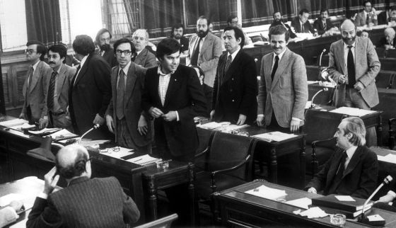 Los socialistas, en pie, se abstienen en la votación sobre la Monarquía en 1978. Los socialistas, en pie, se abstienen en la votación sobre la Monarquía en 1978.
