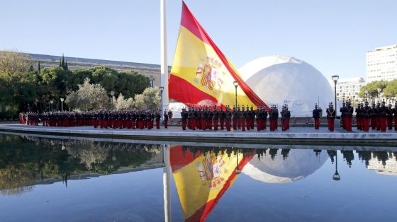 Acto solemne de izado de la bandera en la plaza de Colón de Madrid.