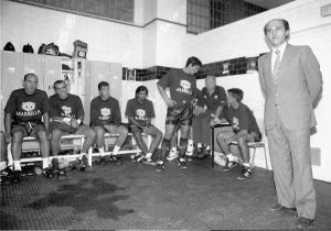 Del Nido, en el vestuario del Sevilla en 1995. Monchi (segundo por la izquierda) es el actual director deportivo. Del Nido, en el vestuario del Sevilla en 1995. Monchi (segundo por la izquierda) es el actual director deportivo.