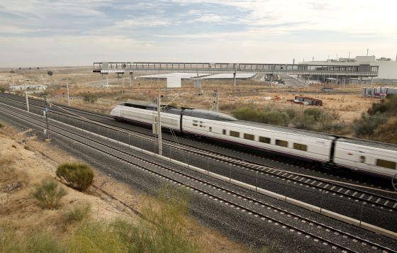 El AVE a su paso por el aeropuerto. El AVE a su paso por el aeropuerto.