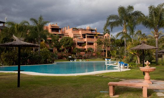 Urbanización Alhambra Golf fase III, en Marbella, donde González es propietario de un ático de lujo.