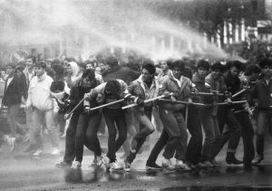 La policía echa agua a los estudiantes, el 23 de enero de 1987. La policía echa agua a los estudiantes, el 23 de enero de 1987.